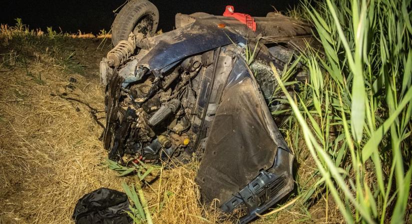 Brutális baleset történt Berettyóújfalunál, mindkét autó felborult – fotókkal, videóval