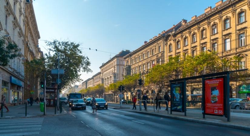 Mosolyogva pózolt a kamerának: Budapest szívében fotózták le napjaink egyik legnépszerűbb hollywoodi színésznőjét