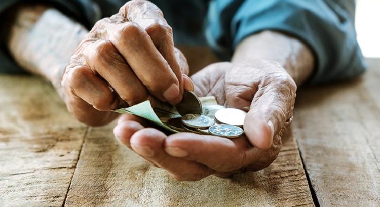 Félmillió nyugdíjas a minimálbér feléből tengődik