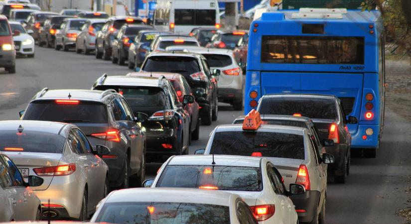 Több tízezer dízelautó tűnhet el a magyar utakról – Durva szigorítás a jön műszakin