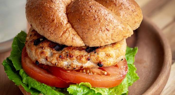 Grillezett pulykaburger: friss zöldségekkel, puha bucival