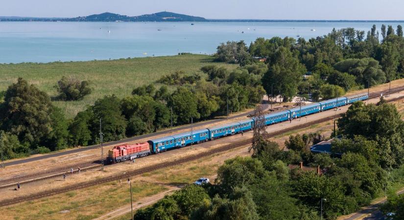 Így még nem biztos láttad a balatoni vonatokat – lenyűgöző drónfelvételek kerültek elő