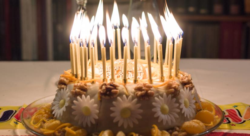 Mióta rakunk gyertyákat a szülinapi tortára? És miért fújjuk el őket?