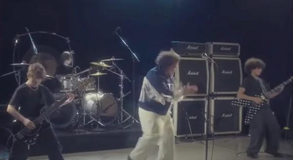Jack Black Tom Morello és Scott Ian fiával tisztelgett Ozzy Osbourne előtt (videó)