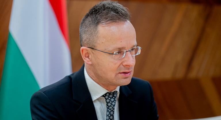 Szijjártó Péter nekiment a liberális mainstreamnek