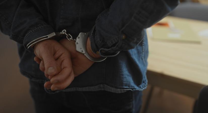 Otthonában árulta a drogot, kattant a bilincs a majsai férfi kezén