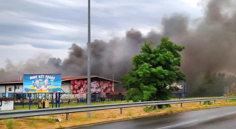 Tűz a Budapesti Nagybani Piacon: lángokban áll egy raktár, rengeteg a tűzoltó a helyszínen