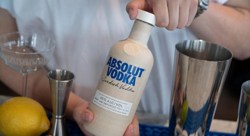 Papíralapú kupakot és palackot tesztel az Absolut Vodka