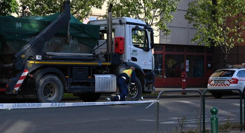 Telefonját nyomkodva gázolt a teherautó sofőrje – Fotón, ahogy egymás kezét szorítva sétált halálba az apa és kislánya Kispesten