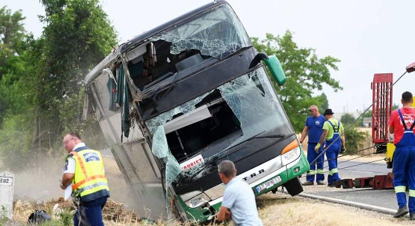 Amputálni kellett egy 17 éves ukrán lány egyik karját a kunszentmártoni buszbaleset után