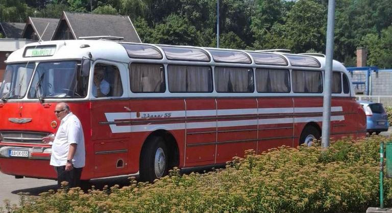 Retró buszokkal helyettesítette a MÁV a késő járatait a hétvégén