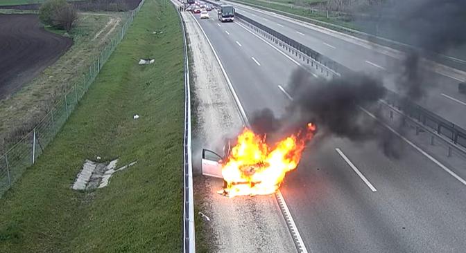 Óriási lángokkal égett egy autó az M4-esen, íme a videó!