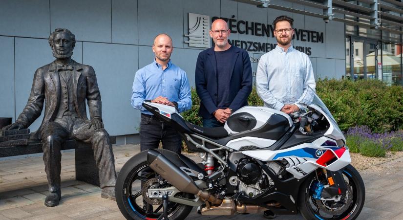 Ergonomikus motorkiegészítőt fejlesztett a Széchenyi Egyetem Talmácsi Gáborral