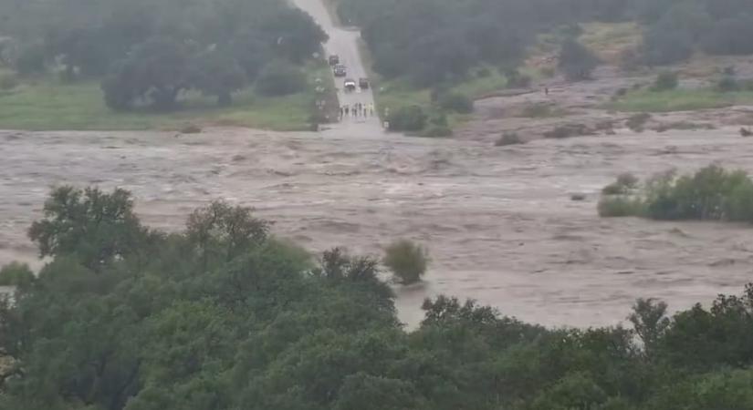 Tovább emelkedett Texasban a villámáradás halálos áldozatainak száma (VIDEÓ)