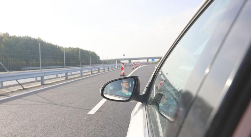 Tűzveszély az autópályán - nem kellene az autóból kidobálni a szemetet