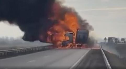 Hatalmas lángokkal égett egy kamion Kecskemétnél