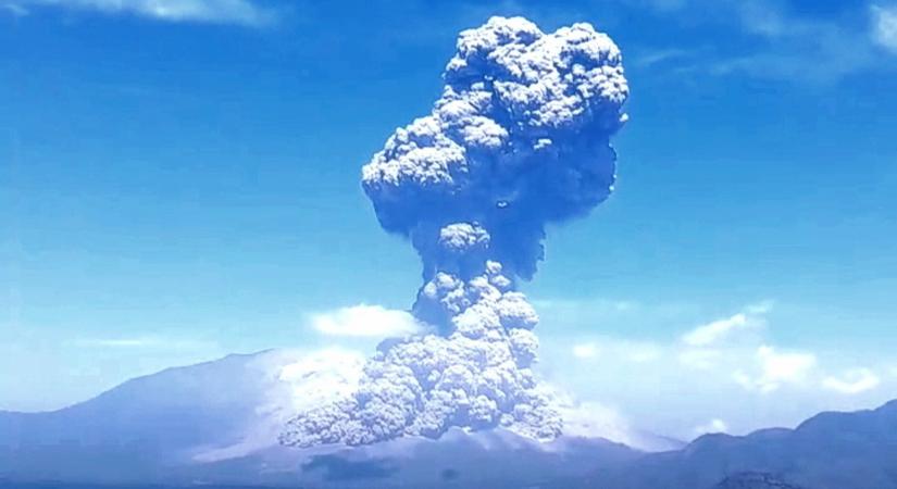 18 kilométeres hamufelhőt okádott egy indonéziai vulkán – videó