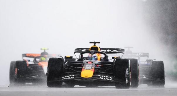 Az eső tette tönkre Verstappenék rizikózását