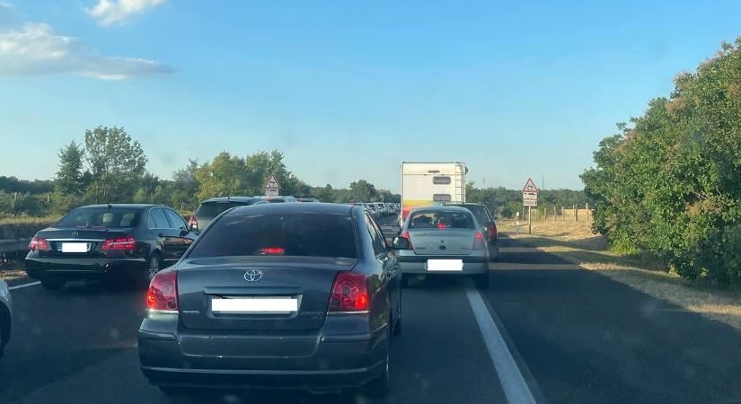 Torlódás az M7-esen, baleset az M1-esen, Székesfehérvárnál is lassú a haladás - részletek