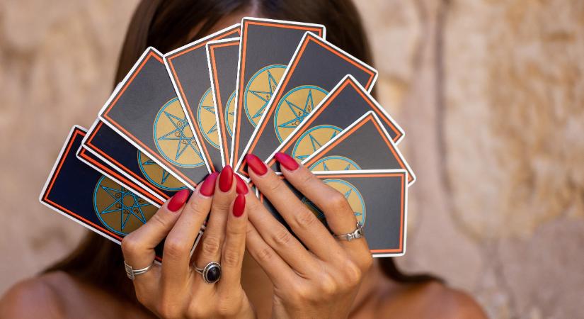 Heti Tarot jóslás 2025. július 7-13.: félig üres, vagy félig tele a pohár?