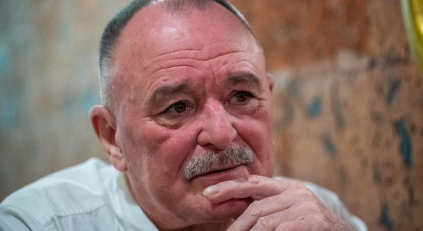 Természetesen Nagy Ferónak is megvan a véleménye Azahriah „véglényezős” beszólásáról: „gyanítom, neki sincs sok esze”