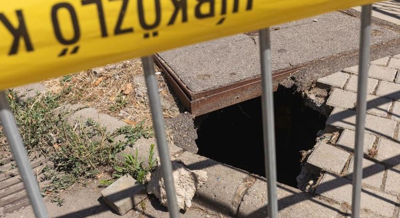 Beszakadt aknafedő nehezíti a forgalmat Debrecenben - ekkorra állíthatják helyre! – fotókkal