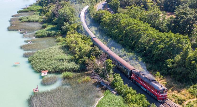Így szelte át a Balaton-partot a retró dízelmozdony