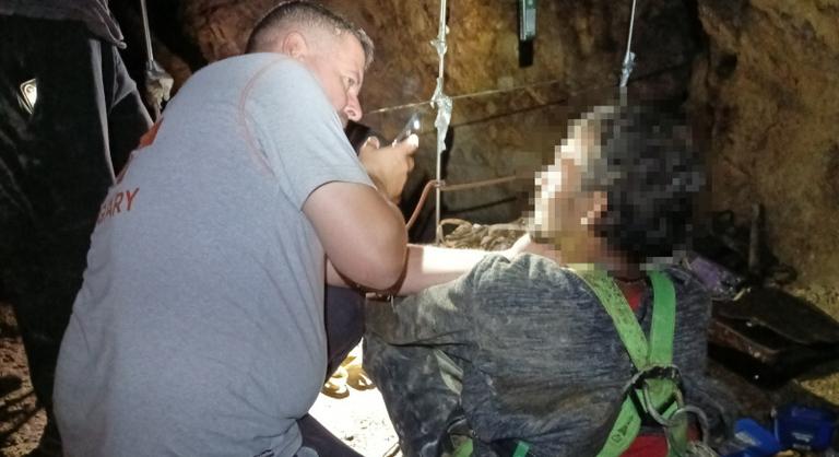 Lezárt börzsönyi bányában rekedt egy férfi, százméteres mélység fölött lógott egy kötélen