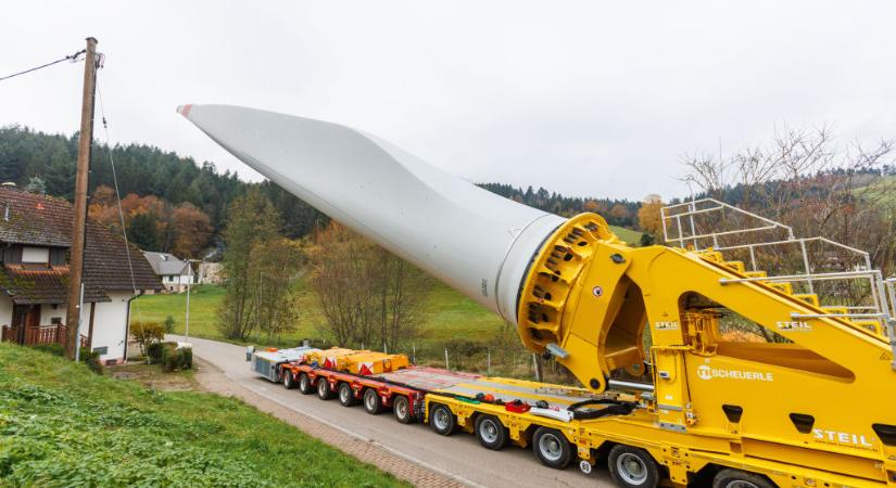 Ilyen egy necces kanyar, ha a rakomány egy72 méter hosszú turbina lapát