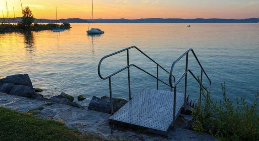 Tragédia történt a balatoni strandon, vízbe fulladt egy férfi