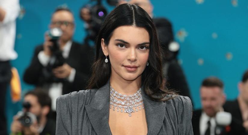 25 millió forintot érő kézitáskájával bohóckodott Kendall Jenner Saint-Tropez egyik legdrágább strandján