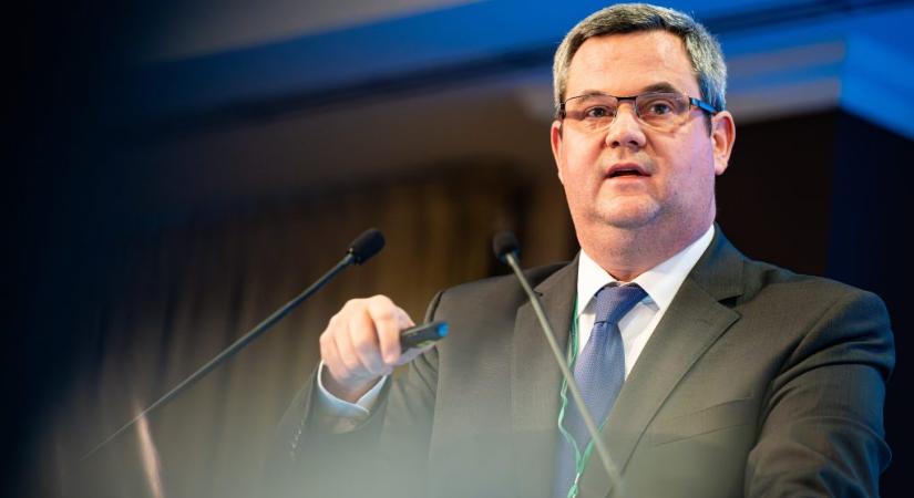 „Nettó hazugság a szentesi műtők engedélyének visszavonása” – Takács Péter cáfolta Magyar Pétert
