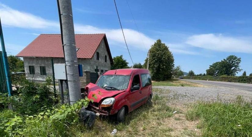 Villanyoszlopnak ütközött egy ittas női sofőr Munkácsnál