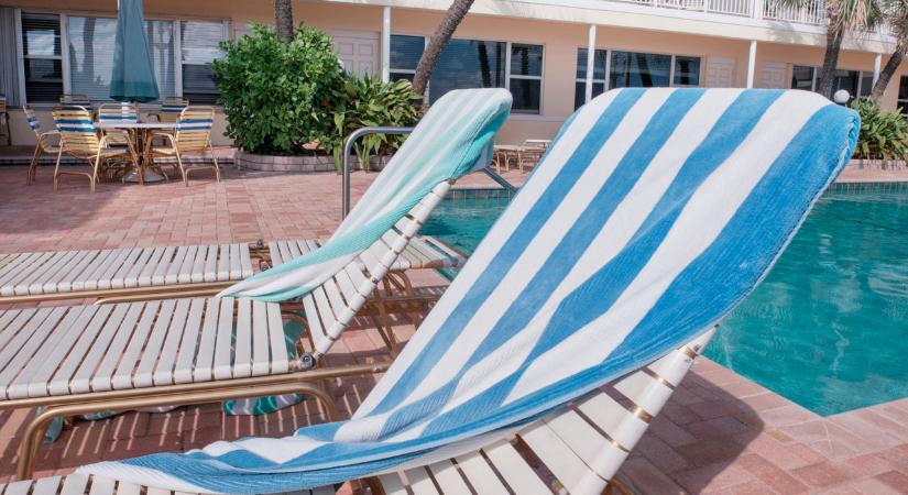 Így álltak bosszút a hotel dolgozói a pofátlan nyugágyfoglalókon