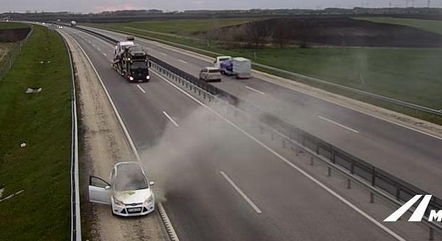 Kigyulladt egy autó az M4-esen, azok sem álltak meg, akiknél kötelezően van tűzoltókészülék – videó