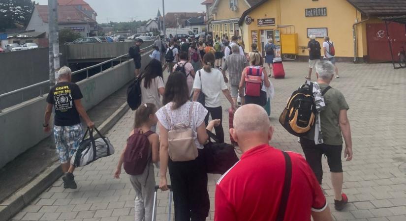 MÁV-káosz: Át kellett gyalogolni Érd alsóról Érd felsőre a Balatonra tartó utasoknak