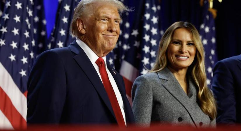 Donald Trump így puszilta Melaniát a Fehér Ház erkélyén: kínosnak érezték a rajongók a róluk készült felvételt