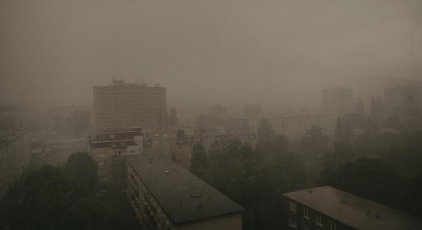 Jégesőre, heves viharokra figyelmeztet az SHMÚ a keleti országrészben, az időjárás komoly károkat okozhat