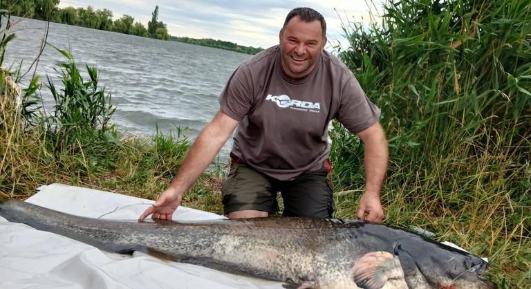 Szakadó esőben, villámlások közepette akadt horogra egy hatalmas harcsa a Látóképi-víztározón