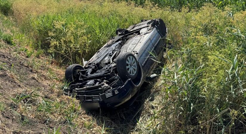 Rejtélyes autó borult a 4-es melletti bozótosba, még rejtélyesebb, hogy mi lett a sofőrrel – fotókkal