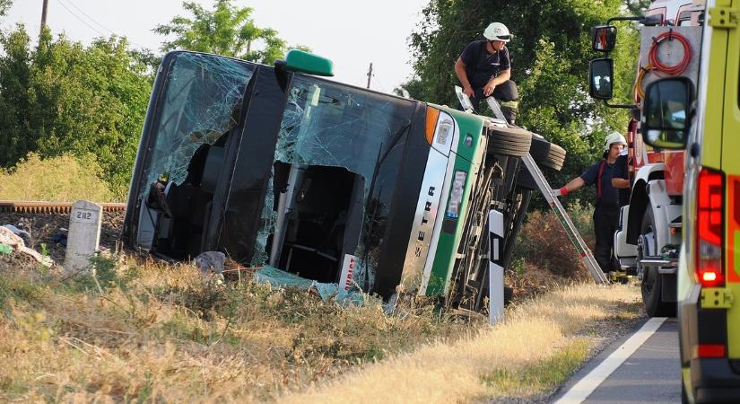 Sokan megsérültek a 442-es úton hajnalban történt buszbalesetben