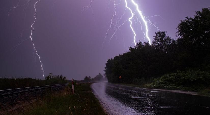 Kiadták a riasztást: hamarosan heves zivatar és jégeső csap le Magyarországra (térkép)