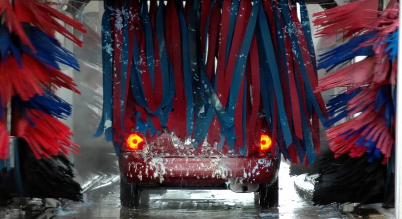 Ivóvizet az autóra, közben elég a Föld: 150 liter víz egy kis csillogásért, tényleg megéri?