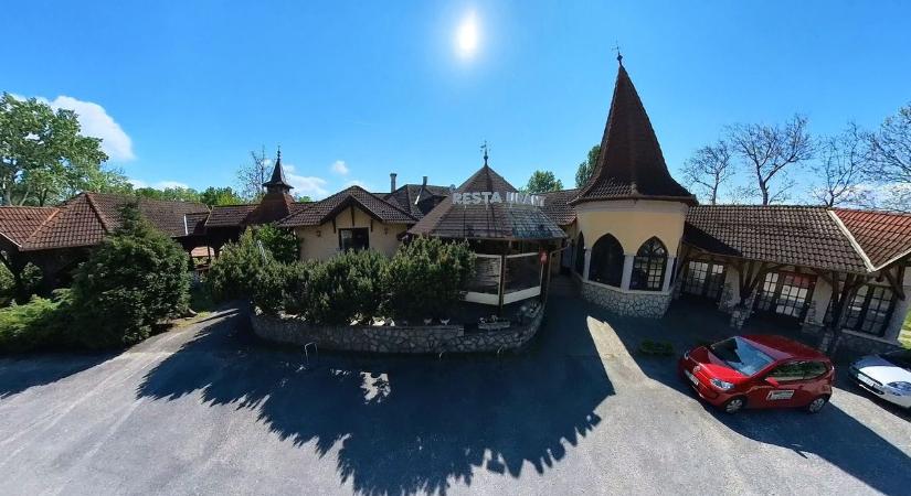 Várjuk vissza a táblánkat! A tolvajnak üzentek a fonyódi étterem tulajdonosai