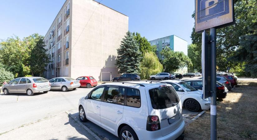 Tatabányai parkolási rendszer: elutasított regisztrációk és vissza nem kapott pénzek – Mi történik?