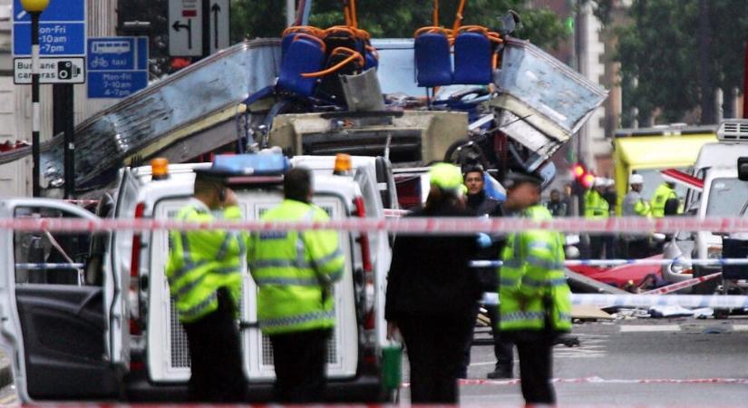 Fotógaléria: Húsz éve volt az ötvenkét halálos áldozatot követelő londoni terrortámadás