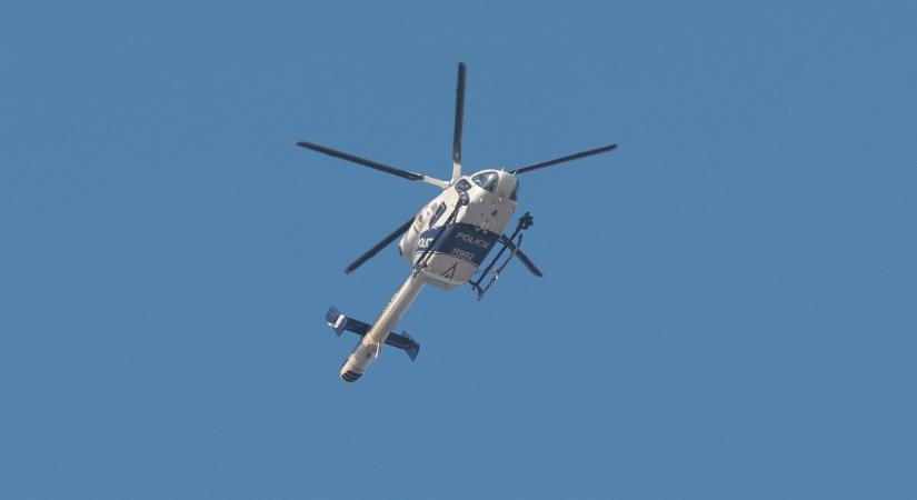 Pénzeső helikopterről a város felett: ez volt az autóversenyző utolsó kívánsága - VIDEÓ