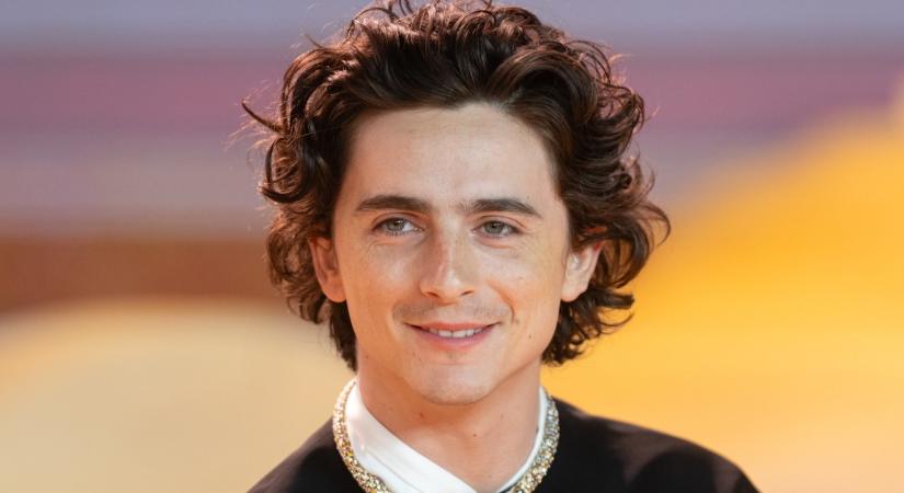 Már rá sem ismerünk – Felismerhetetlenné vált legújabb filmje forgatásán a Dűne sztárja, Timothée Chalamet