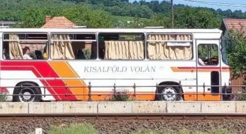A szombathelyi IC-t egy 200-as Ikarus, a Fenyves expresszvonatot egy faros busz helyettesítette