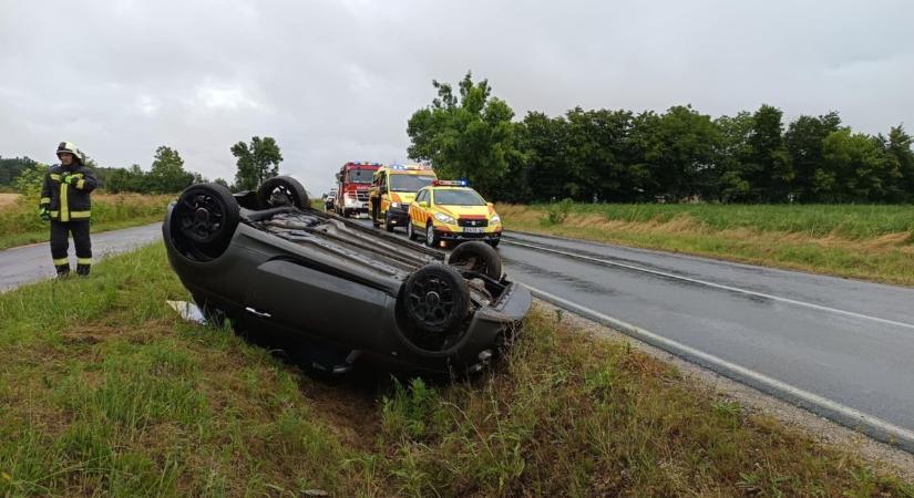 A csúszós út lett a veszte, kórházba szállították a sofőrt